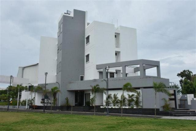 Sai Krupa Lawn And Regency, Buldhana Ngoại thất bức ảnh